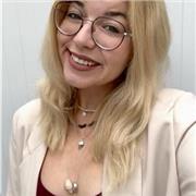 Profesora especializada en Humanidades, Historia y Literatura para impartir clases tanto presenciales como online